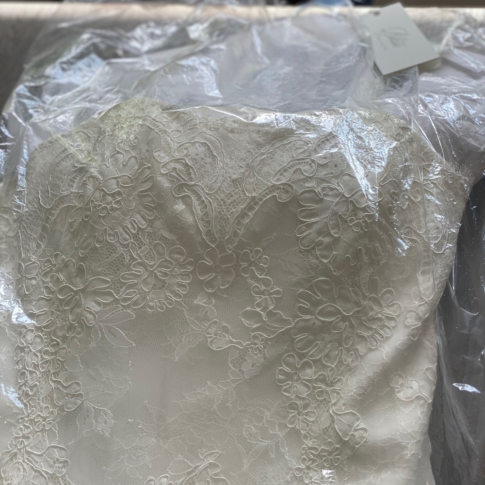 Monique Lhuiller Wedding Gown - Picture 9 of 10